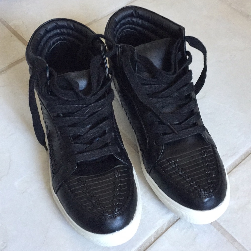 Fertile Black Sneakers